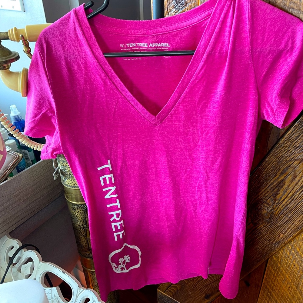 tentree v-neck T-shirt 👕